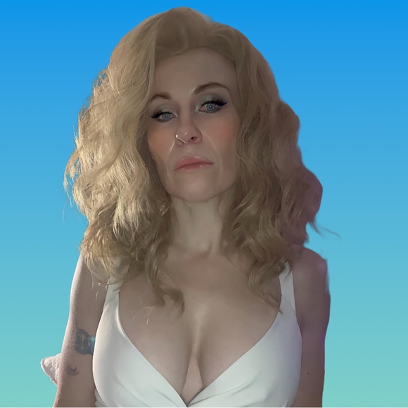 22” Wavy Dirty Dishwater Blond Bombshell Wig - Picture 3 of 9